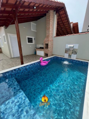 Casa com piscina beira-mar